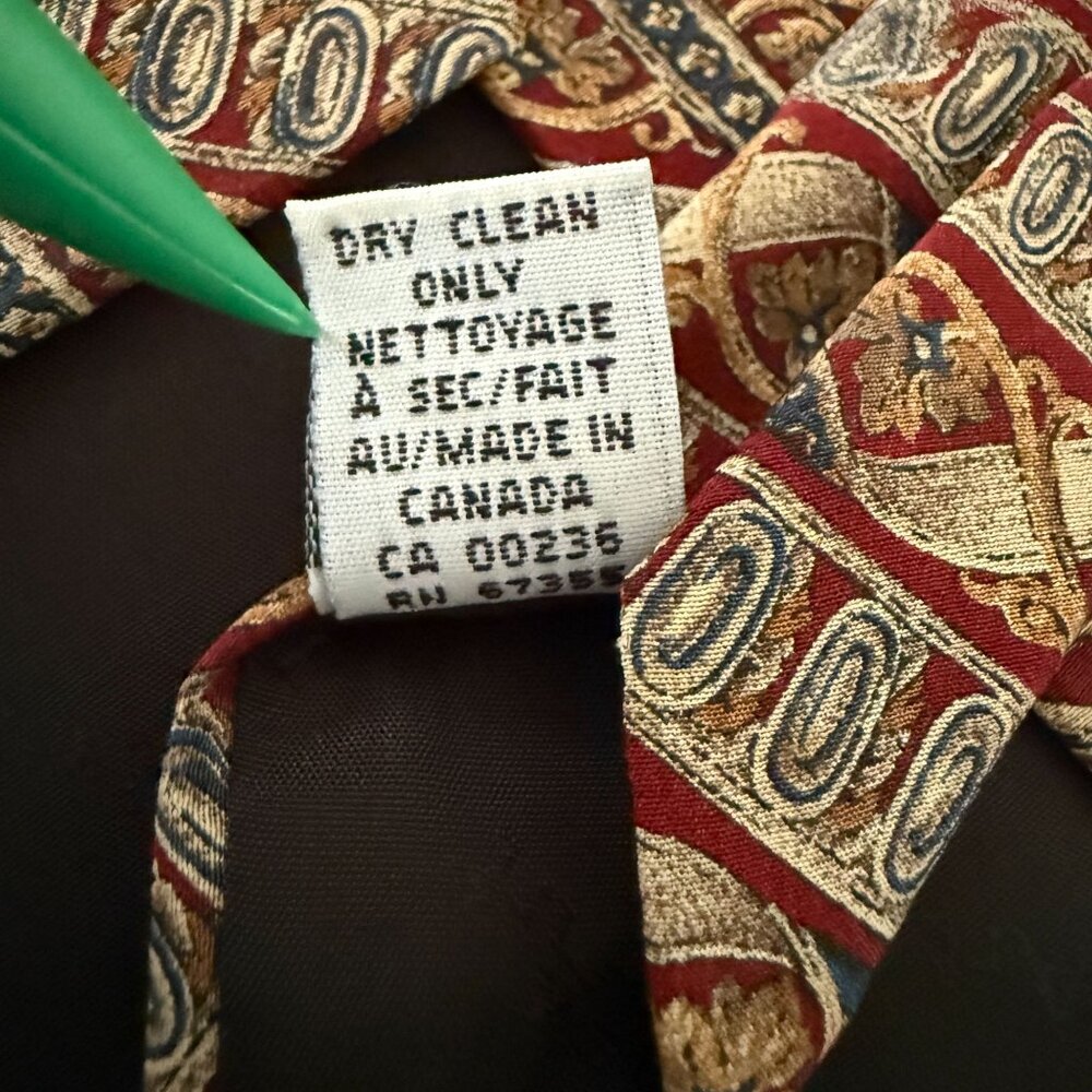 The Metropolitan Museum Of Art All Silk Greek Patterned Necktie Made in Canada - Picture 6 of 9